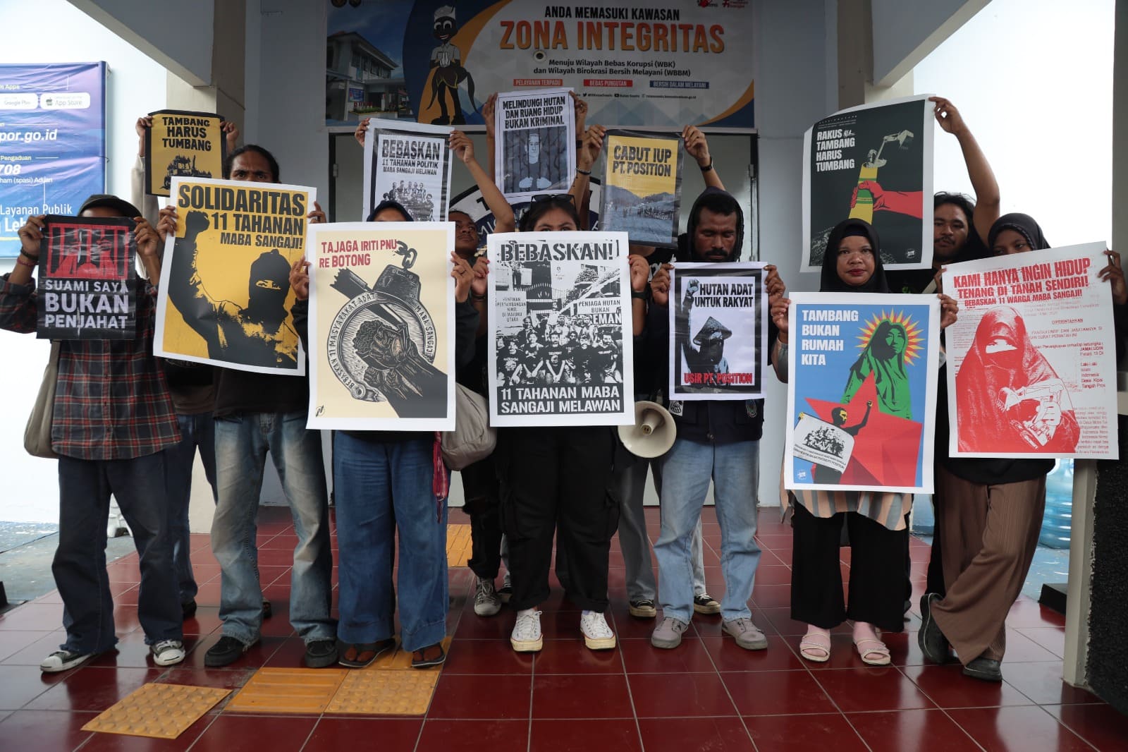 Protes Sidang Virtual Aliansi bentangan Poster Bebaskan 11 Tahanan Maba Sangaji