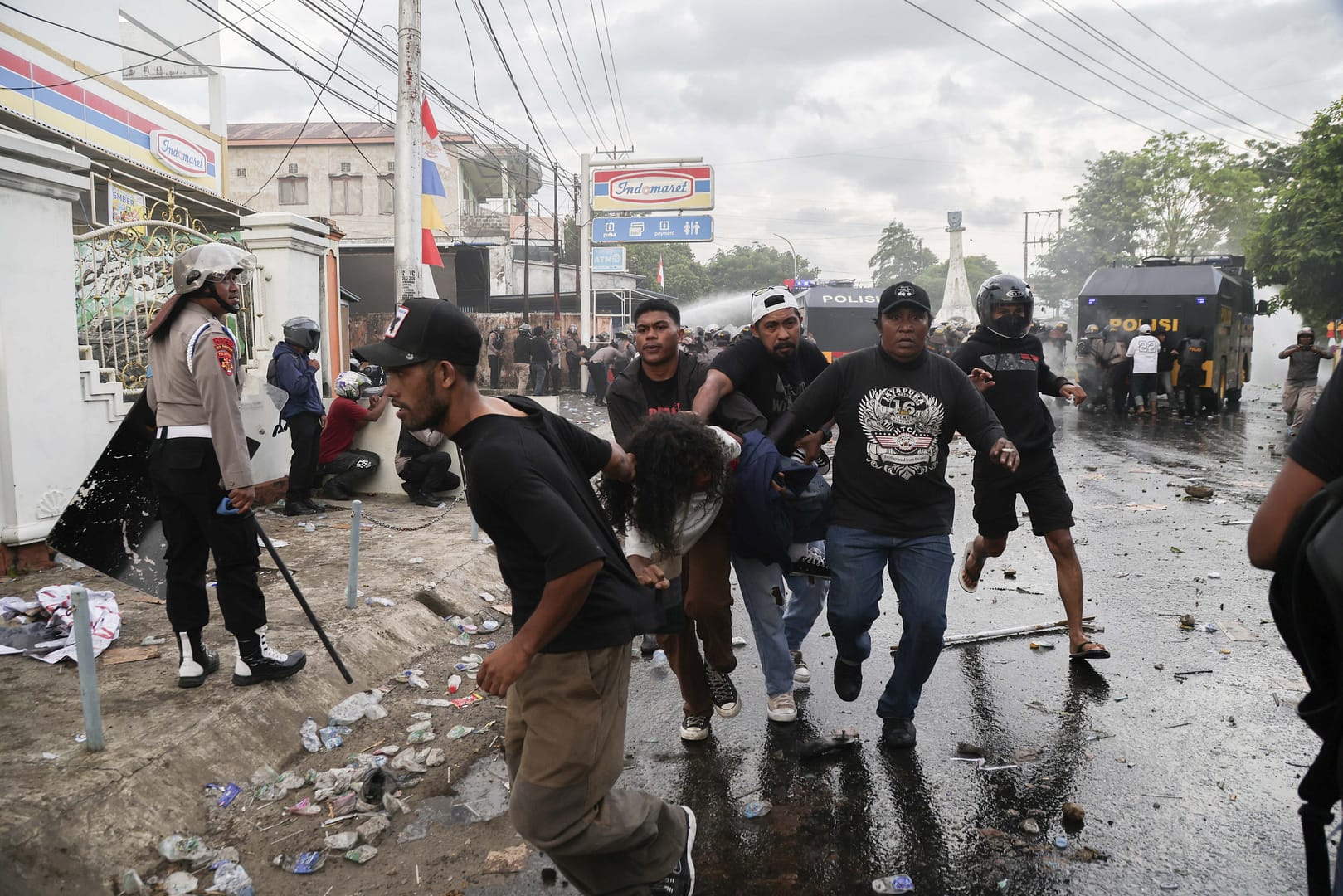 Demonstrasi Ricuh, Polisi Diduga Lakukan Kekerasan Fisik
