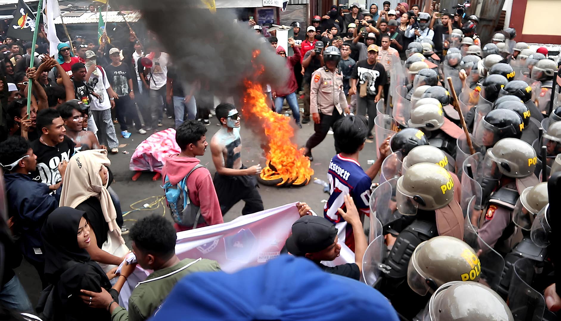 Unjuk Rasa di DPRD Kota Ternate Berujung Ricuh
