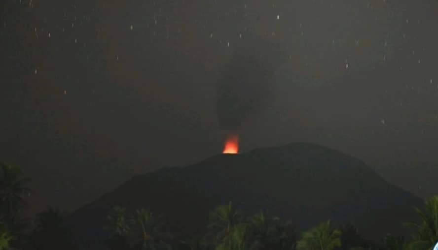 Gunung Ibu Erupsi, Kolom Abu Capai 600 Meter di Atas Puncak